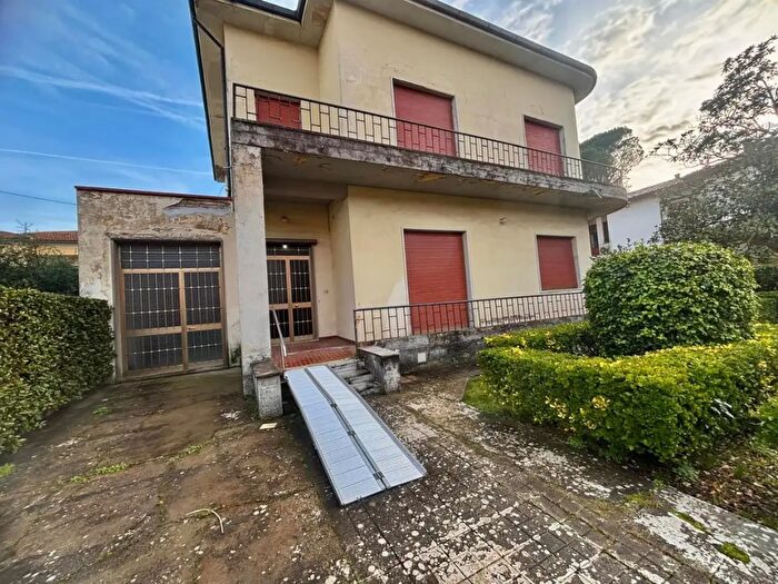 Casa con 8 locali in vendita in Santa Croce SullArno