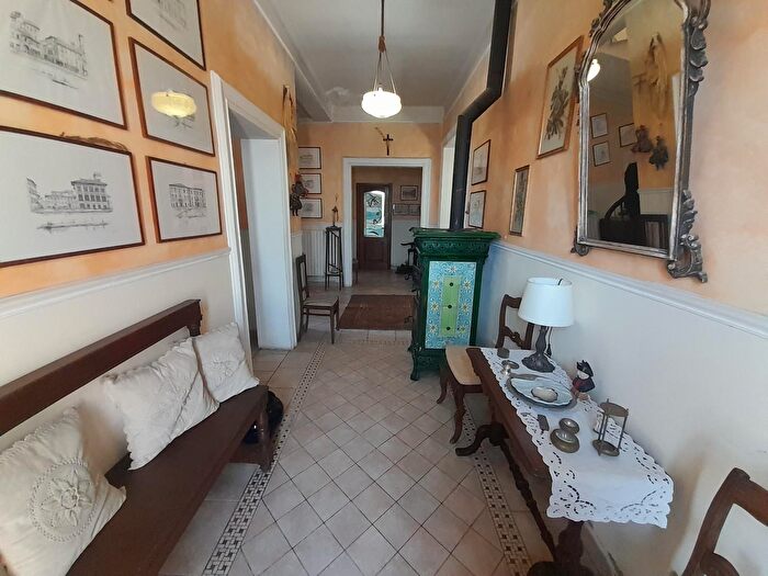 Casa con 9 locali in vendita in Vecchiano