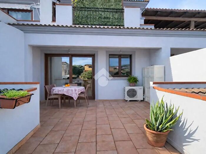 Appartamento trilocale in vendita in Via Degosciu GM, Arzachena