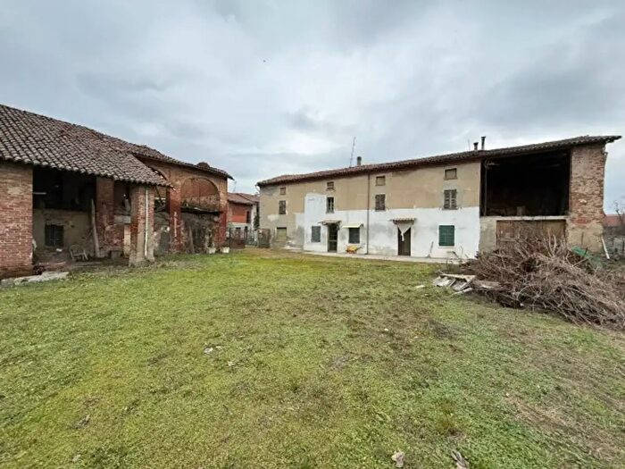 Casa con 6 locali in vendita in Strada Acqui, Alessandria