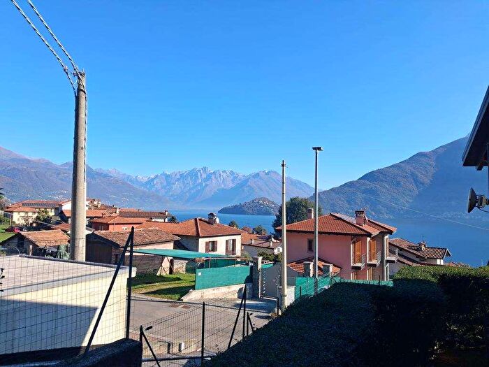 Appartamento con 6 locali in vendita in Pianello Del Lario