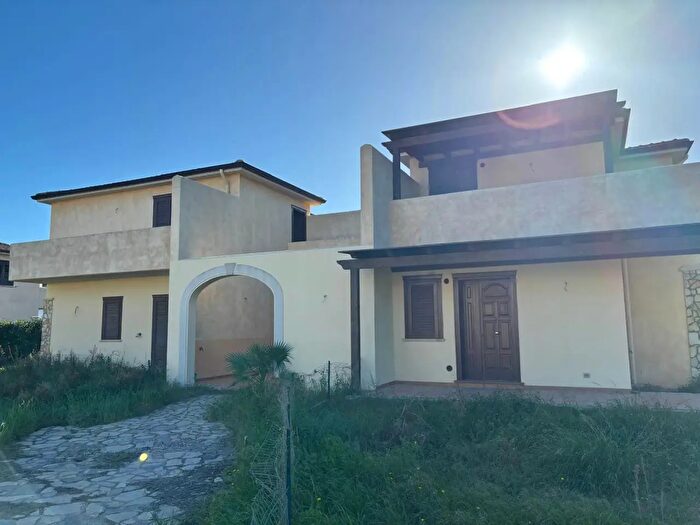 Appartamento trilocale in vendita in Campofelice Di Roccella