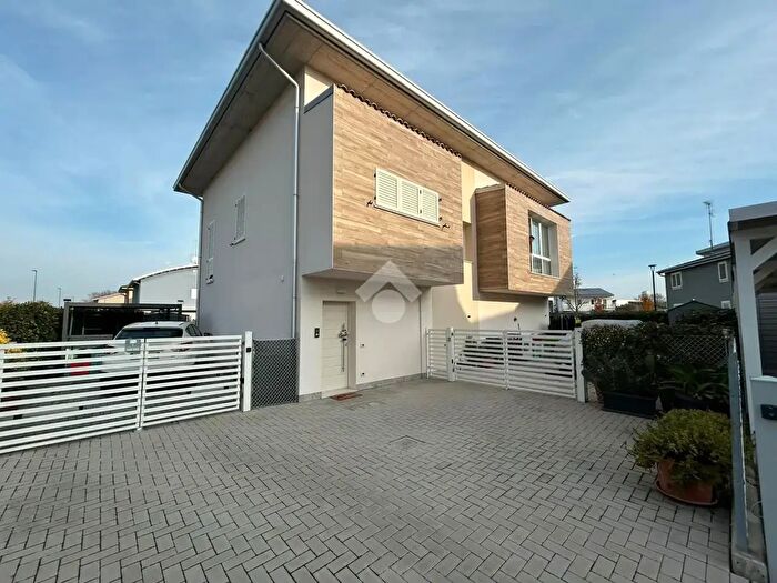 Appartamento quadrilocale in vendita in Via dei Cotogni, Ravenna