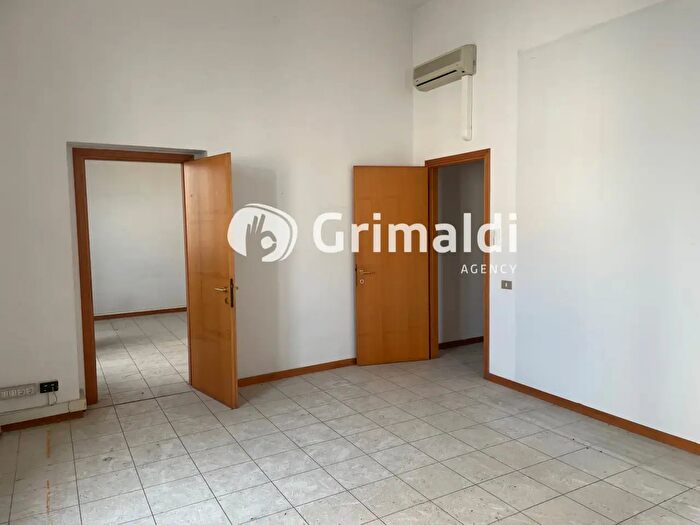 Appartamento con 7 locali in vendita in Via Enrico Mayer, Livorno