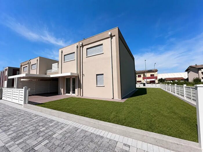 Casa quadrilocale in vendita in Via Murazze, Porto Viro