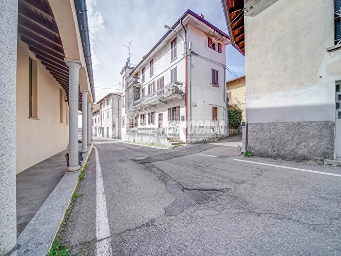 Casa in vendita in Via G Matteotti, Castronno