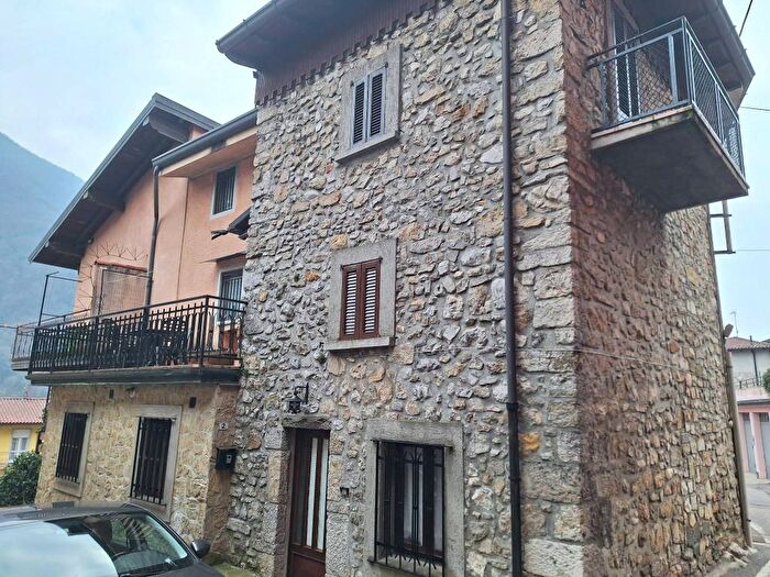 Appartamento trilocale in affitto in Via Gaetano Donizetti, Centro, Strozza