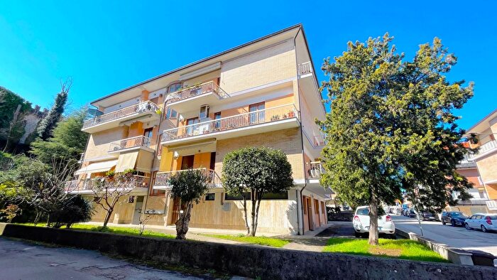 Appartamento con 7 locali in vendita in Via Foligno, Ascoli Piceno