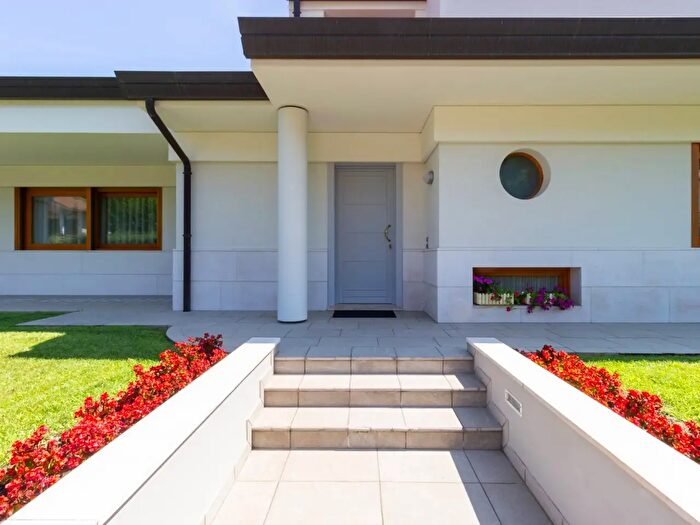 Casa con 6 locali in vendita in Via Monte Peralba, Conegliano