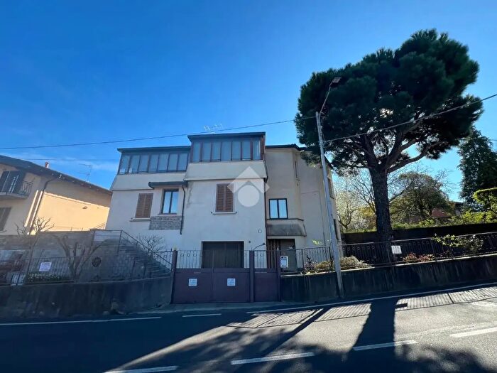Casa con 6 locali in vendita in Via S Michele del Carso, Varese