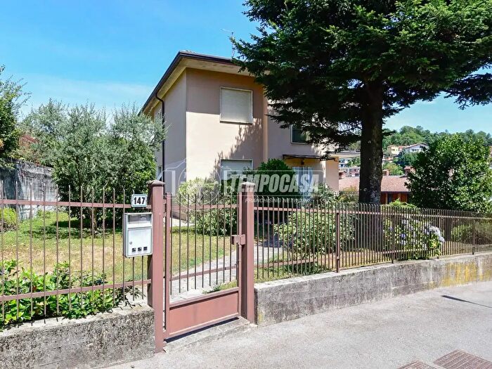 Appartamento trilocale in vendita in Via Verdi, Lipomo