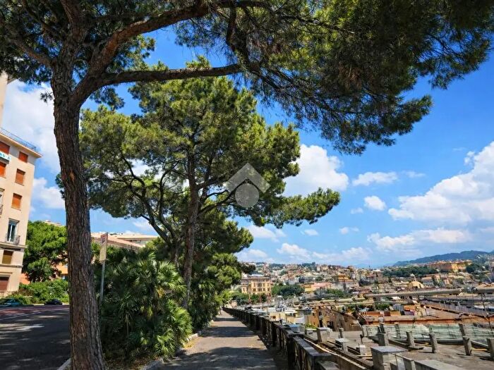 Appartamento con 8 locali in vendita in Corso Andrea Podesta, Genova