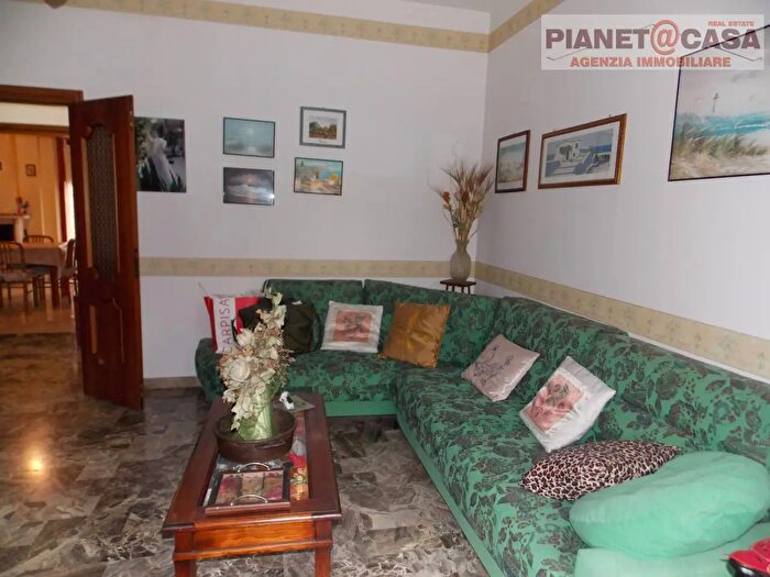 Appartamento con 10 locali in vendita in Via Ugo Foscolo, Monsampolo Del Tronto