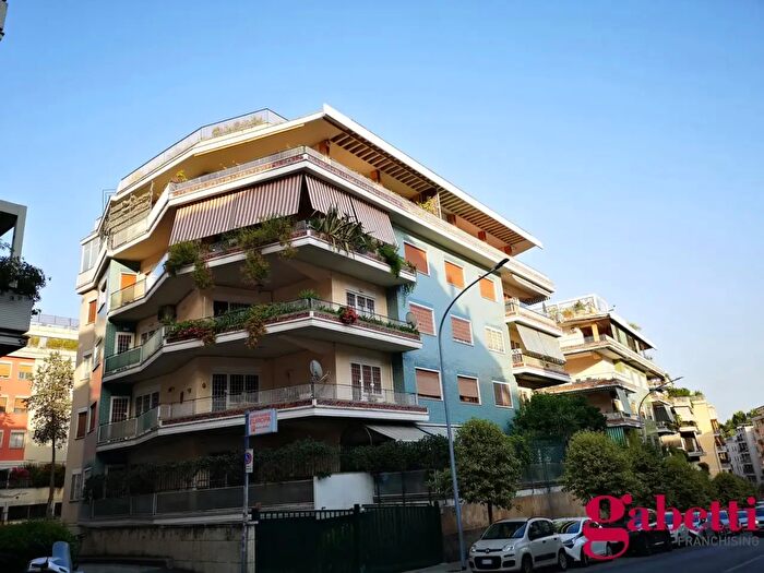 Appartamento con 6 locali in vendita in Via Ugo De Carolis, Roma