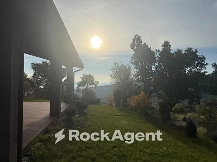 Casa con 6 locali in vendita in Tizzano Val Parma