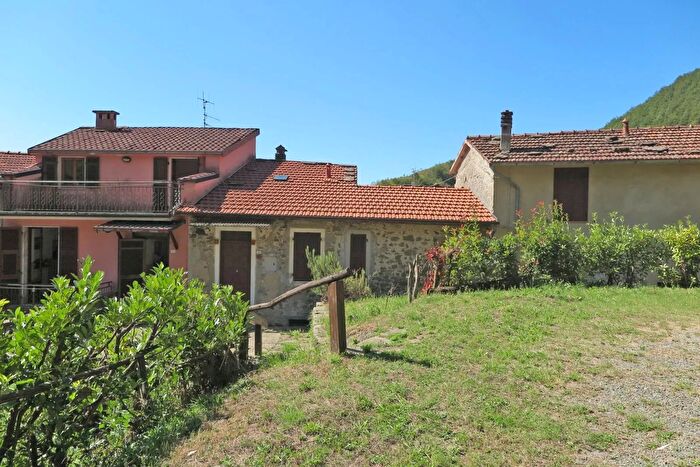 Casa con 5 locali in vendita in Bagnone