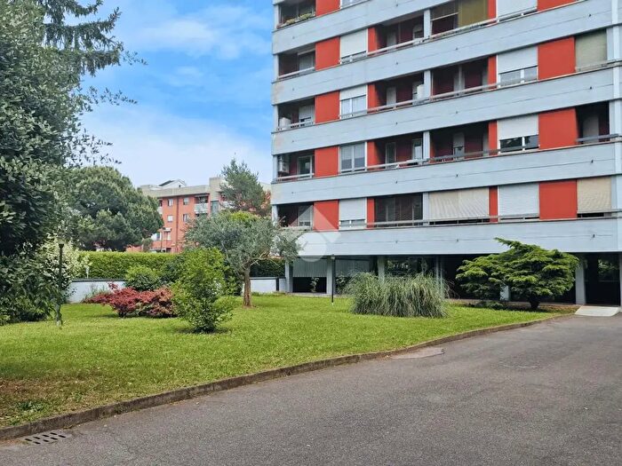 Appartamento trilocale in vendita in Via Puglia, Gallarate