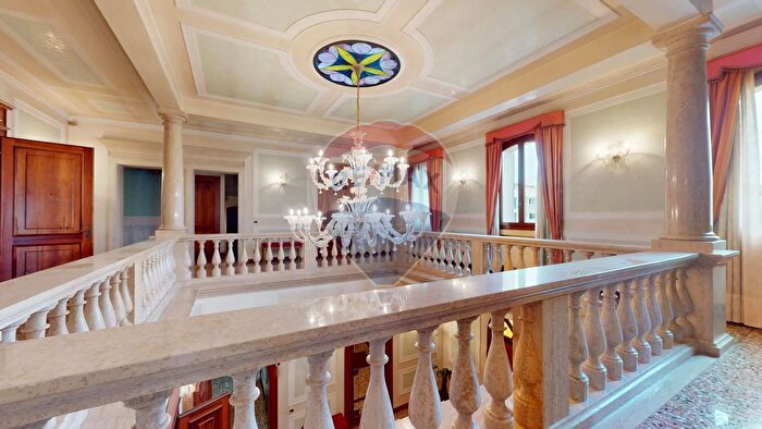 Casa con 17 locali in vendita in Via Vallerea, Pernumia