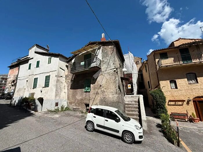 Appartamento trilocale in vendita in Piazza Luigi Favale, Subiaco