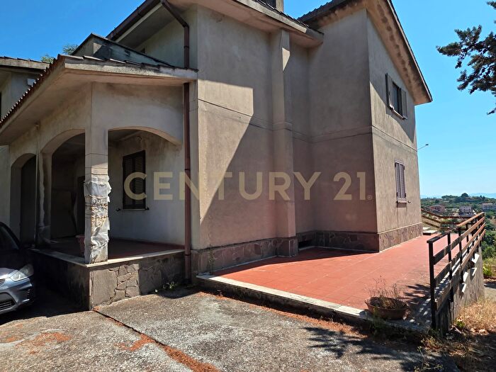 Casa con 12 locali in vendita in Via Aldo Moro, Morlupo