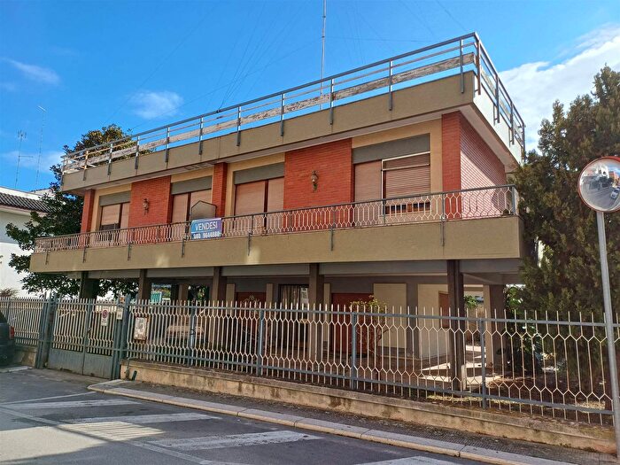 Casa con 10 locali in vendita in Via Trani, Bari