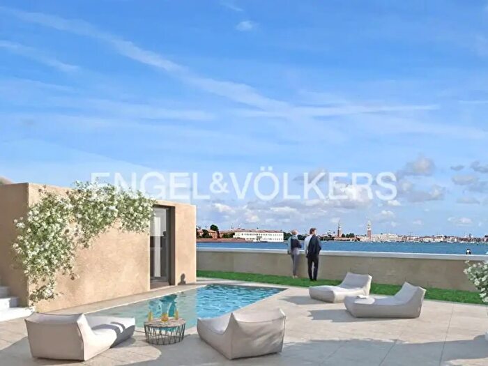 Appartamento con 6 locali in vendita in Via Sandro Gallo, Venezia