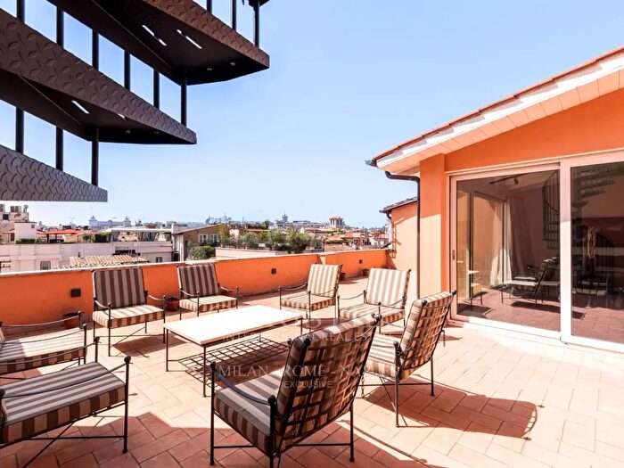 Appartamento trilocale in affitto in Via Condotti, Roma