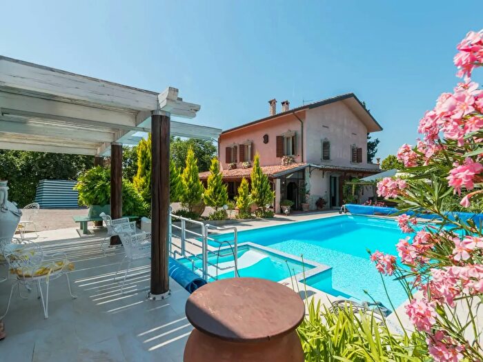 Casa con 10 locali in vendita in Via Castello, Montelabbate
