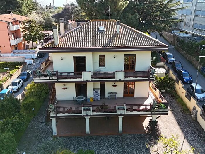 Casa con 9 locali in vendita in Strada Colle Marino, Pescara