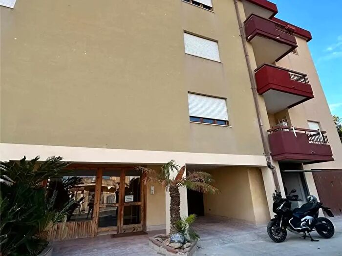 Appartamento con 7 locali in vendita in Via Carra' Snc, Noto