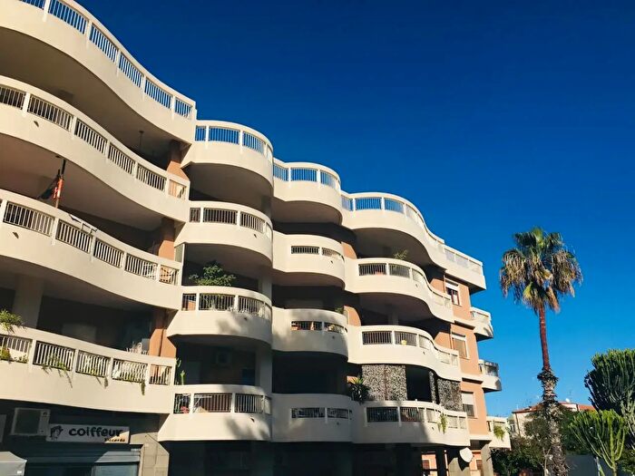 Appartamento con 7 locali in vendita in Via Necropoli Grotticelle, Siracusa