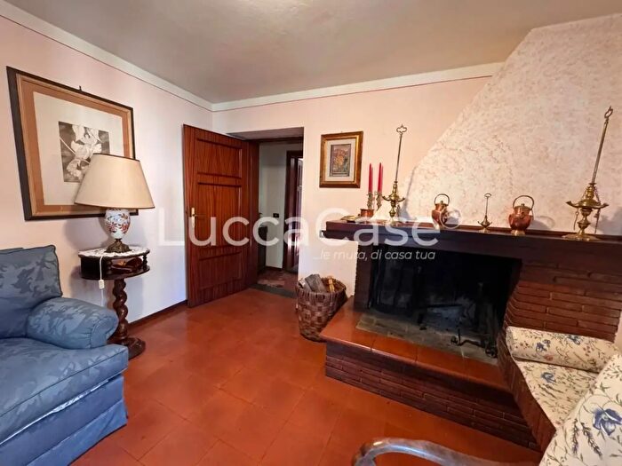 Casa quadrilocale in vendita in Borgo A Mozzano