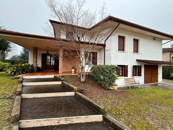 Casa con 8 locali in vendita in Via della Cerva, Noale