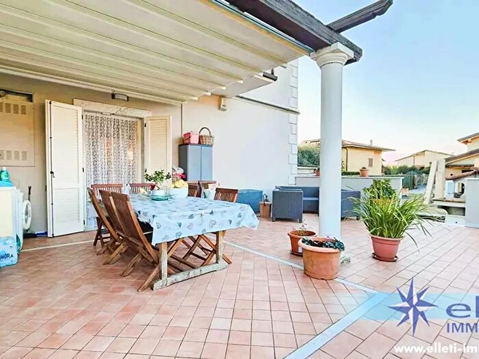 Appartamento con 5 locali in vendita in Montignoso