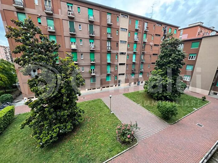 Appartamento trilocale in affitto in Via Paolo Rotta, Milano