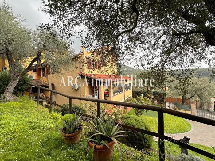 Casa con 9 locali in vendita in Pietrasanta