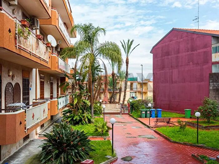 Appartamento con 9 locali in vendita in Via Pozzo, Aci Catena