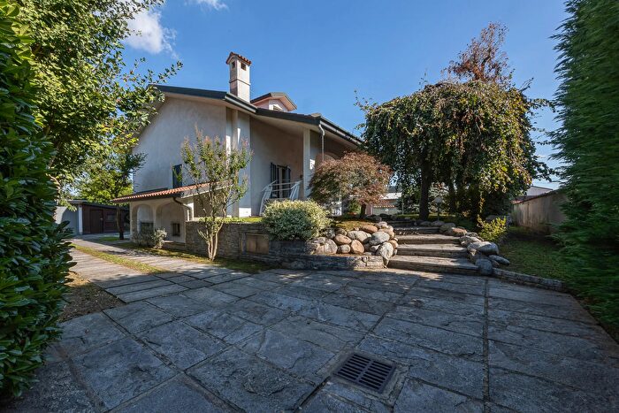 Casa con 8 locali in vendita in Marcallo Con Casone