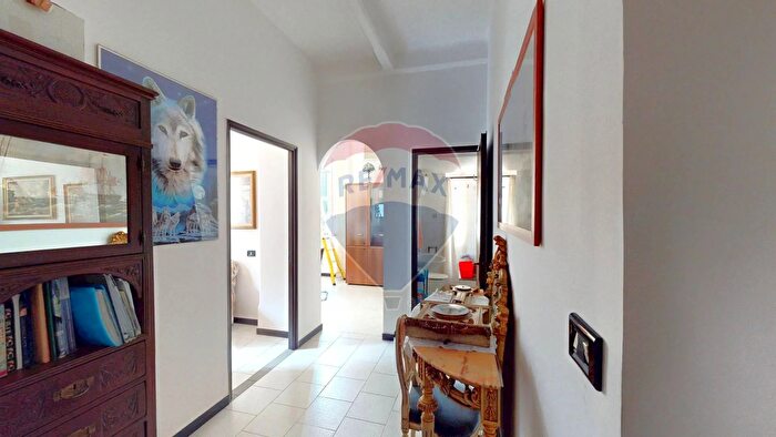 Appartamento trilocale in vendita in Via Bolzaneto, Genova