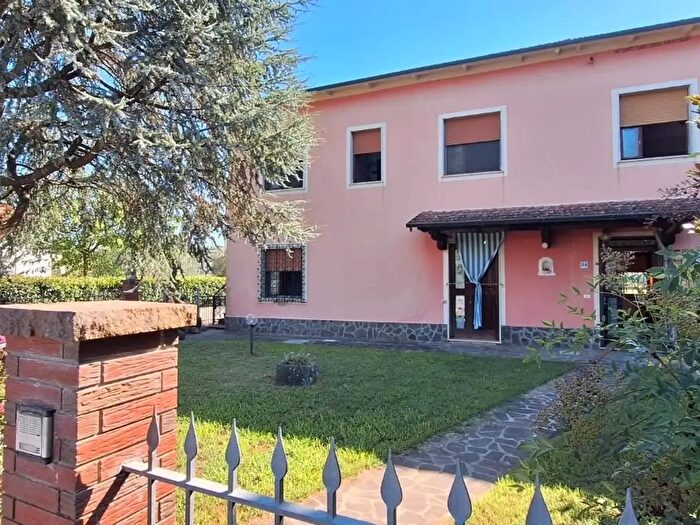 Casa con 9 locali in vendita in Capannori