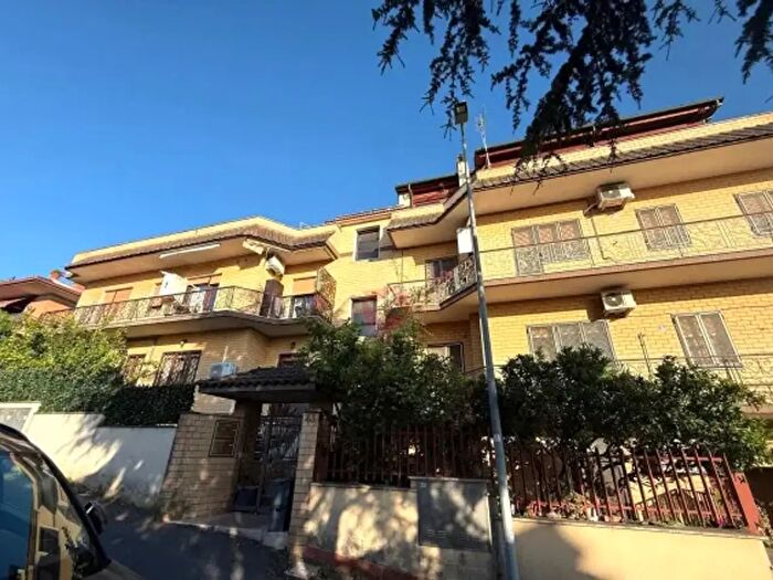 Appartamento trilocale in affitto in Via Viagrande, Roma