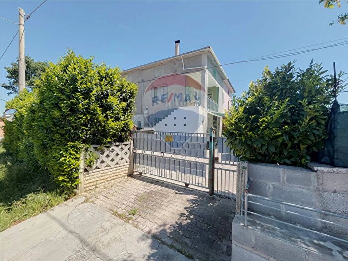 Casa con 7 locali in vendita in Contrada Follani, Lanciano