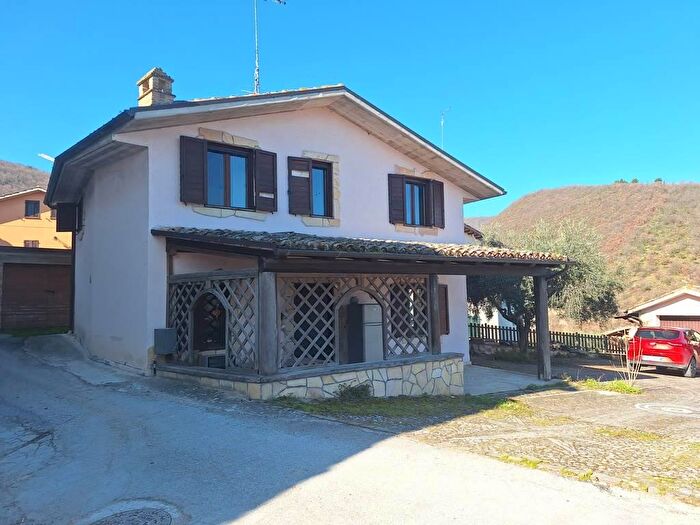 Casa con 6 locali in vendita in San Severino Marche