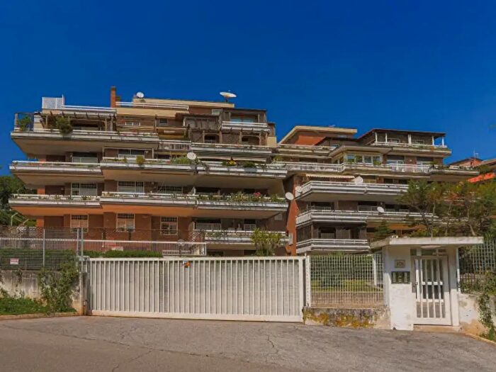 Appartamento con 6 locali in vendita in Via Misurina, Roma