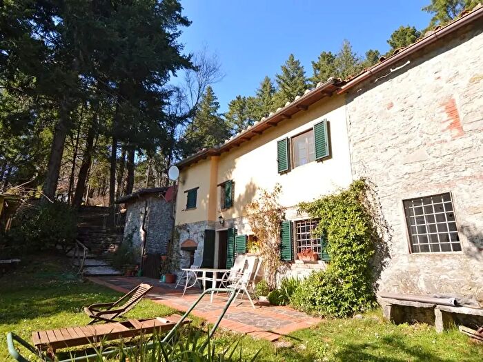 Casa con 9 locali in vendita in Lucca