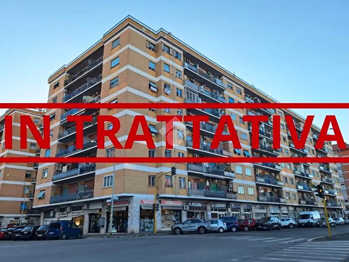 Appartamento trilocale in vendita in Via Tito Quinzio Penno, Roma