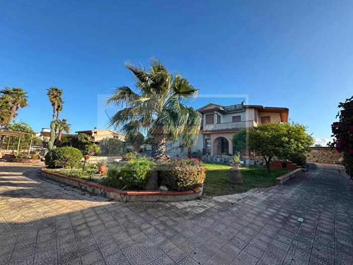 Casa con 13 locali in vendita in Siracusa