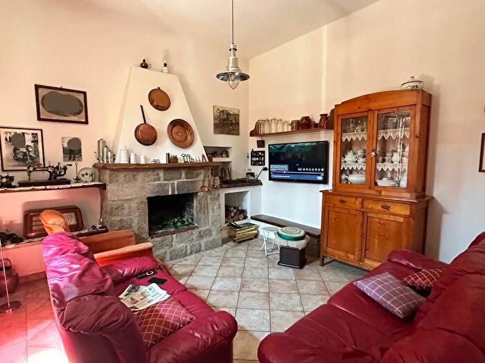 Appartamento con 8 locali in vendita in Roccastrada