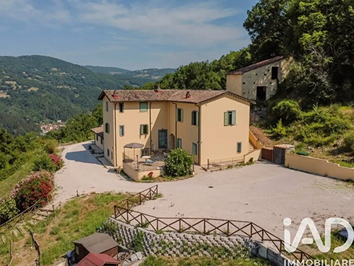 Casa con 17 locali in vendita in Via Collebudino, Valtopina