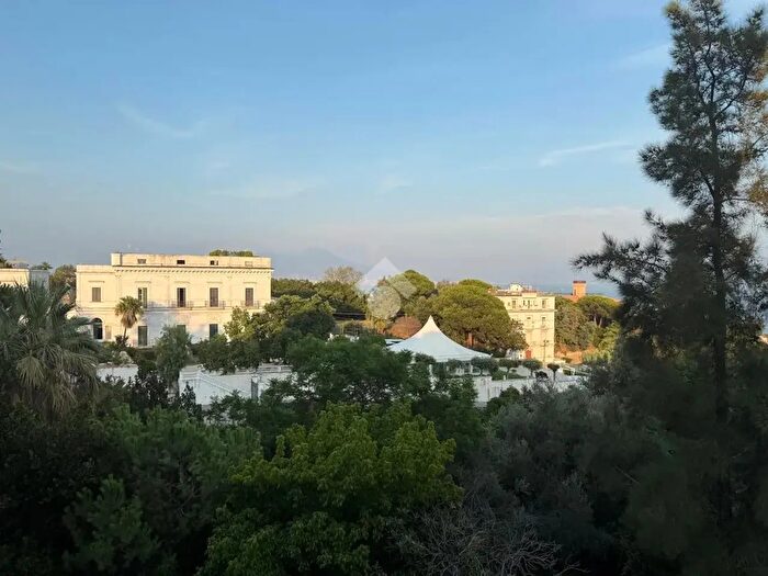 Appartamento con 5 locali in affitto in Via Francesco Petrarca, Napoli